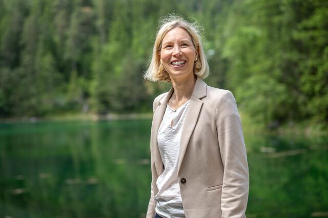 Mit drei Kindern, einer eigenen Firma und einem bewegten Alltag weiß Viktoria Zinner, wie wichtig Balance ist. Sie teilt Einblicke in New-Work-Konzepte, mentale Gesundheit und wie Familien den Stress meistern können. | Foto: Golden Mind / Patrick Baumgartner