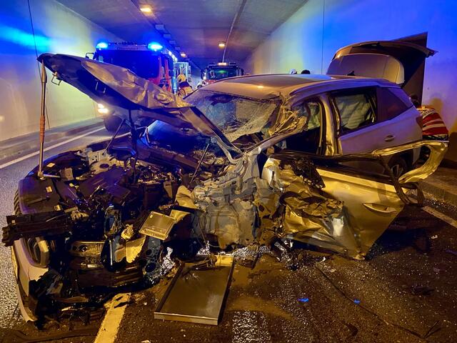 Ein Pkw kollidierte Mittwochmorgen im Tunnel bei Göming mit einem Lkw. | Foto: Freiwillige Feuerwehr Stadt Oberndorf