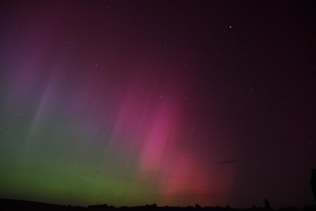 Im Mai 2024 musste man nicht in den hohen Norden fahren, um das Naturschauspiel Nordlichter bestaunen zu können. Regionaut Franz Kinzlbauer fotografierte sie in Andorf. | Foto: Franz Kinzlbauer