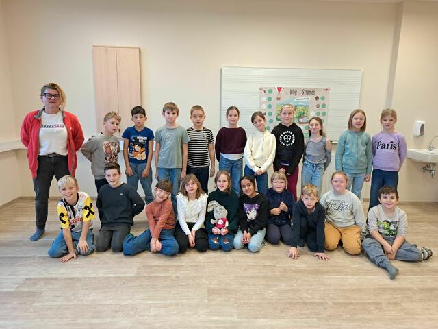 Die 3. Klassen der Volkschule Ruprechtshofen mit Workshopleiterin Sandra Staribacher | Foto: EVN