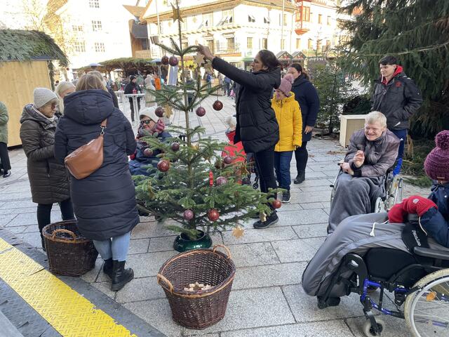 Die Bäume werden mit besonderem Schmuck versehen. | Foto:  Lebenshilfe Vorarlberg