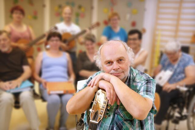 Julius Savel im Kreise seiner begeisterten Musizierenden der MS-Station in Bad Ischl. | Foto: OÖG