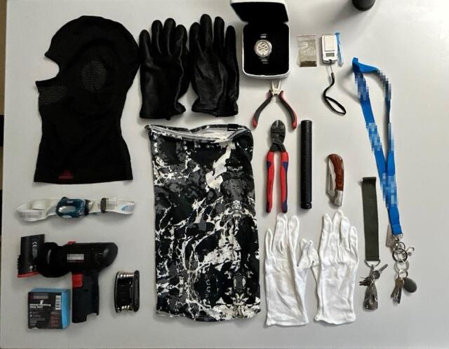 Der Inhalt des Rucksacks des festgenommenen 34-Jährigen: Unter anderem eine Mini-Flex, Schlüssel, ein Totschläger, Drogenutensilien, Handschuhe und zwei Ausweise einer Frau. | Foto: LPD NÖ/PI Herzogenburg