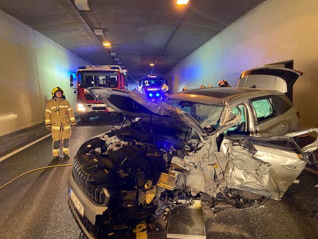 Die Aufgaben der Feuerwehren beschränkten sich auf das Absichern der Einsatzstelle, das Herstellen des Brandschutzes sowie das Sichern der Unfallfahrzeuge. | Foto: Freiwillige Feuerwehr Stadt Oberndorf
