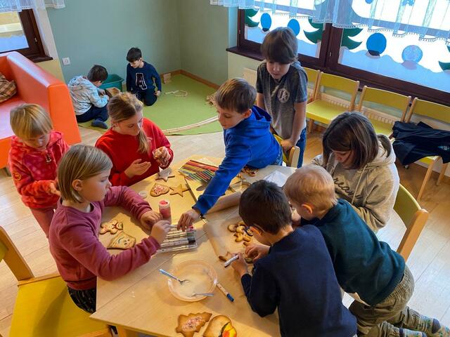 Wartezeit verkürzen durch Basteln, Kekse verzieren und Malen im alten Kindergarten. | Foto: Gemeinde Seebenstein