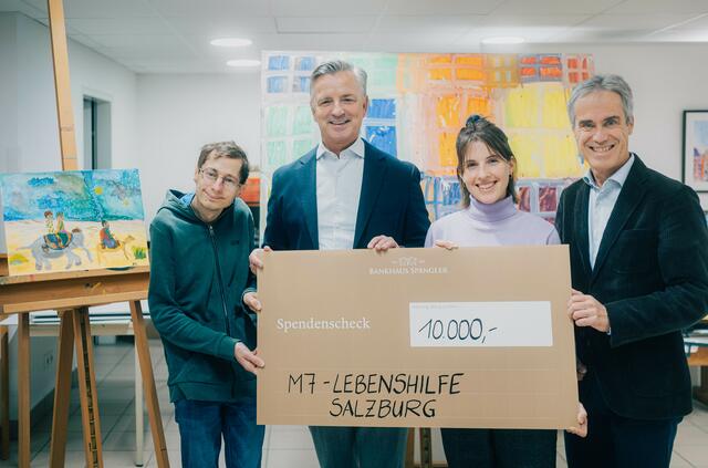 Spendenübergabe an das Projekt “M7 inklusive Kunst” der Lebenshilfe Salzburg (v.l.n.r.): Künstler Johannes Hollweger, Werner G. Zenz (Sprecher des Vorstandes im Bankhaus Spängler), Birgit Podlesak (Leitung M7 inklusive Kunst) und Roland Obenaus (Präsident Lebenshilfe Salzburg). | Foto: Bankhaus Spängler