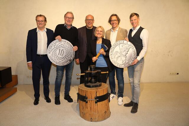 Werner Schiffner, Obmann Hall-Wattens Tourismus, Christian Margreiter, Bürgermeister Hall in Tirol, Peter Grassl, Vorstand Raiffeisen Regionalbank Hall in Tirol, Veronika Brand, Vorstand Raiffeisen Regionalbank Hall in Tirol, Richard Madersbacher, Obmann Verein der Haller Kaufleute, Lukas Schmied, Bürgermeister Wattens | Foto: Gerhard Flatscher