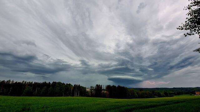 Am 6. Mai 2024 zog ein heftiges Unwetter über das Innviertel. Regionautin Anita Marschal hielt die Regenfront fest und schrieb dazu: "UFO im Anflug". | Foto: Anita Marschal