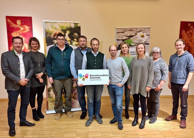 Obmann Florian Pernkopf (m.), Bürgermeister Kurt Pawluk (l.) und Vize-Bürgermeister Horst Baumschlager (4.v.l.) mit den Teilnehmern beim Start-Workshop in Roßleithen. | Foto: Bodenbündnis OÖ/Zauner