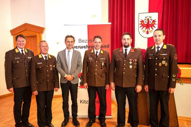 Landeskommandant-Stv. Hannes Mayr, Landeskommandant Jakob Unterladstätter, Bezirkshauptmann Michael Berger, Bezirkskommandant Andreas Schroll, Bezirkskommandant-Stv. Sebastian Grandner, Landesfeuerwehrinspektor Rene Staudacher. | Foto: Thomas Mair