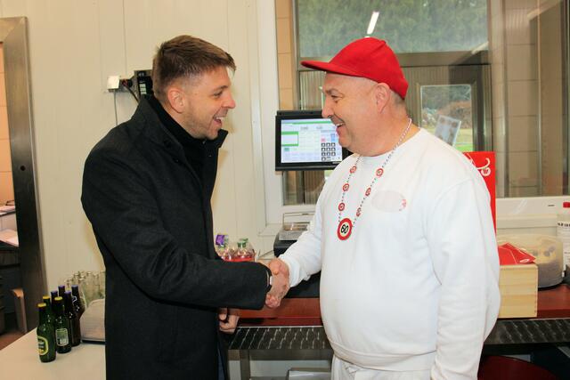 Bürgermeister Lukas Vogl gratulierte Horst Ehmann zum 60er. | Foto: Cescutti