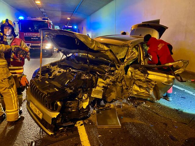 Der Pkw wurde komplett beschädigt. | Foto: Freiwillige Feuerwehr Stadt Oberndorf