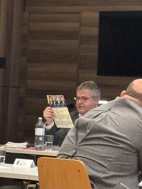 Listenstadtrat Wolfgang Scharinger fand ein Flugblatt von der letzten Wahl. | Foto: Alexandra Goll