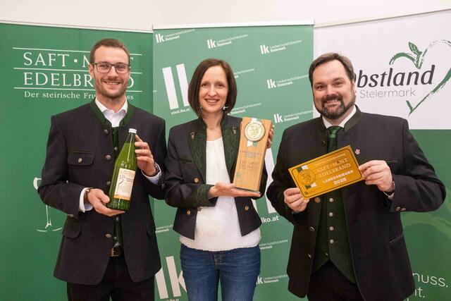 Verkostungschef Georg Thünauer (rechts) von der Landwirtschaftskammer mit den Landessiegern Tanja und Bernd (links) Schneeflock bei der gestrigen Siegerehrung in der Landwirtschaftskammer in Graz. | Foto: LK Steiermark/Danner