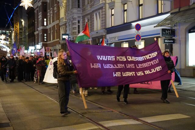 "Wir wollen uns Lebend" war das Motto der Auftaktsdemo, dass in Gedenken an die Mirabal-Schwestern auch auf Spanisch gerufen wurde. | Foto: Alicia Martin Gomez