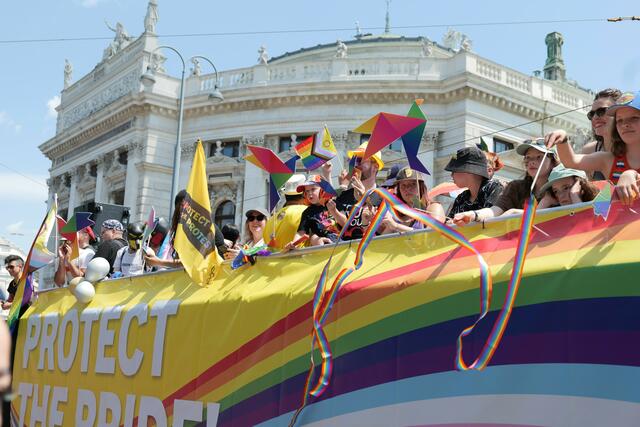 Die Regenbogenparade, auch bekannt unter dem Namen "Vienna Pride" oder "Pride Wien", besuchten heuer am Wiener Ring etwa 340.000 Menschen. | Foto: Max Spitzauer/RMW