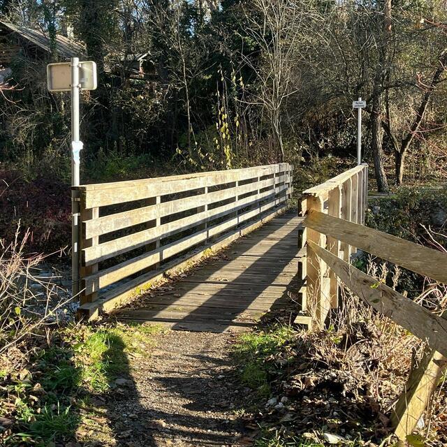 Fußgängerbrücke am Haller Weißenbach zum Weideweg wird gesperrt. | Foto: Stadtmarketing Hall in Tirol