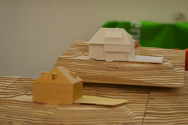 Aus alt mach neu: Die neue (vorne) und die alte Reichensteinhütte im Modell. | Foto: WAFO