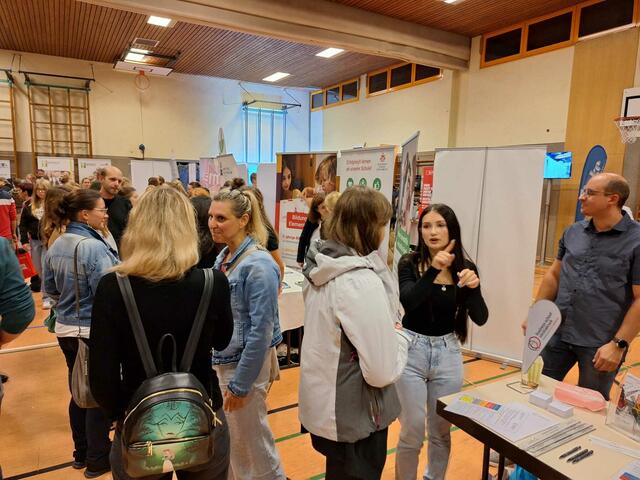 Bei der jährlichen Weiterbildungsmesse präsentierten auch ehemalige Schüler der Dr.-Karl-Köttl-Schule ihre Berufswege. | Foto:  MS St. Georgen im Attergau
