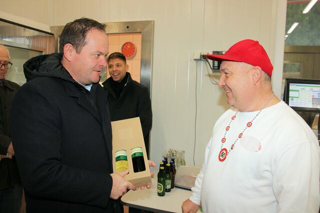 Bürgermeister Roman Neumann brachte Geschenke aus Ligist mit. | Foto: Cescutti