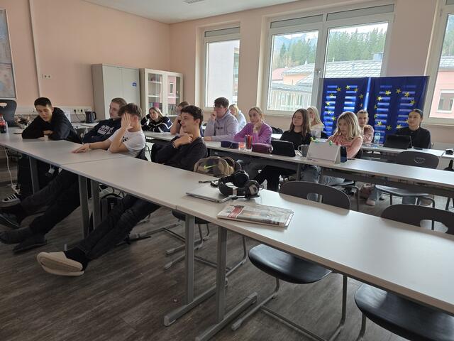 Auch EU-Parlamentarier standen den Jugendlichen online Rede und Antwort. | Foto: Wolfgang Perndorfer