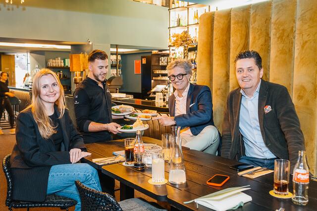 Dieter Weber und Bernd Schönegger beim Business-Lunch mit Redakteurin Antonia Unterholzer und Amouro-Restaurantleiter Niki. | Foto: Brand Images