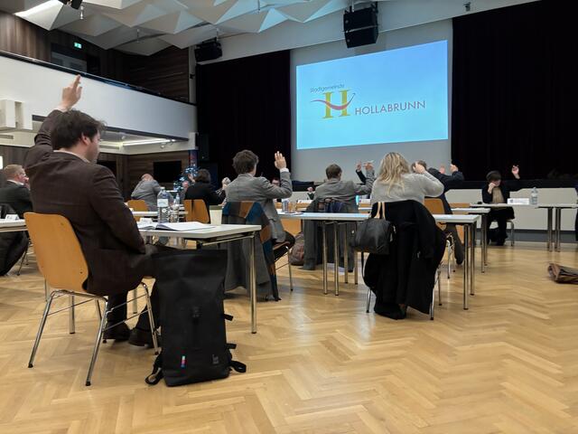 Abstimmung bei der Gemeinderatssitzung. | Foto: Alexandra Goll