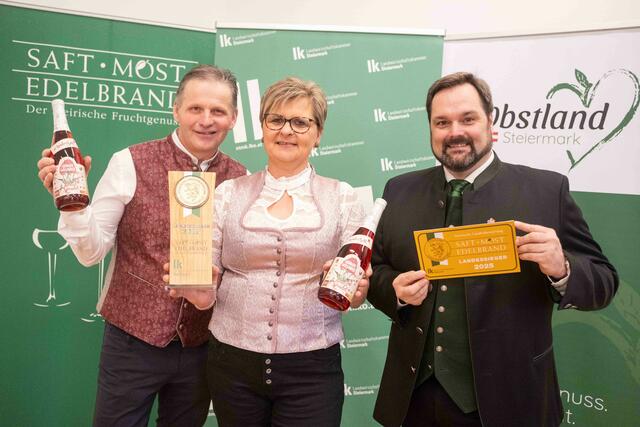 Irmgard und Franz Kober (l.) mit Georg Thünauer bei der Siegerehrung in der Landwirtschaftskammer in Graz. | Foto: LK Steiermark/Danner
