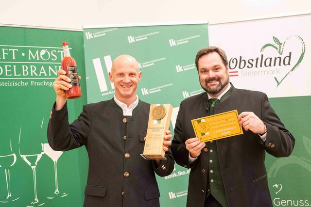 Georg Jandl (links) freut sich mit Verkostungschef Georg Thünauer (rechts) von der Landwirtschaftskammer über seinen Landessieg. | Foto: LK Steiermark/Danner