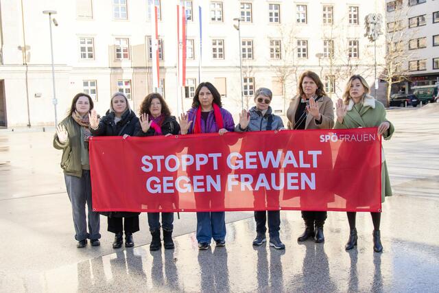 Mahnwache der SPÖ Bezirksfrauen in der Innsbrucker Innenstadt: Gemeinderätinnen Innsbruck Daniela Hackl, Nicole Heinlein, Bezirksfrauenvorstandsmitglied Innsbruck Land Heidi Reitstätter, Landesfrauenvorsitzende Selma Yildirim, Gerti Haslwanter, Landtagsabgeordnete und Bezirksfrauenvorsitzende Innsbruck Land Sonja Föger Kalchschmied, Bezirksfrauenvorstandsmitglied Innsbruck Daniela Meichtry (v.l.) | Foto: Hitthaler Julia