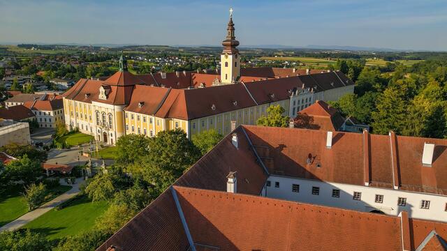 Stift Seitenstetten: Die Architektur der Vierkanter reicht von schlichten Holzstrukturen bis hin zu prächtigen Bauten.  | Foto: Filmgut Thomas Zeller