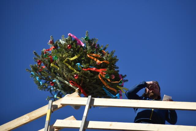 Der Firstspruch für das neue Raiffeisen Markthaus wurde von Polier und Zimmermeister Daniel Wuggenig der Baufirma PORR vorgetragen.