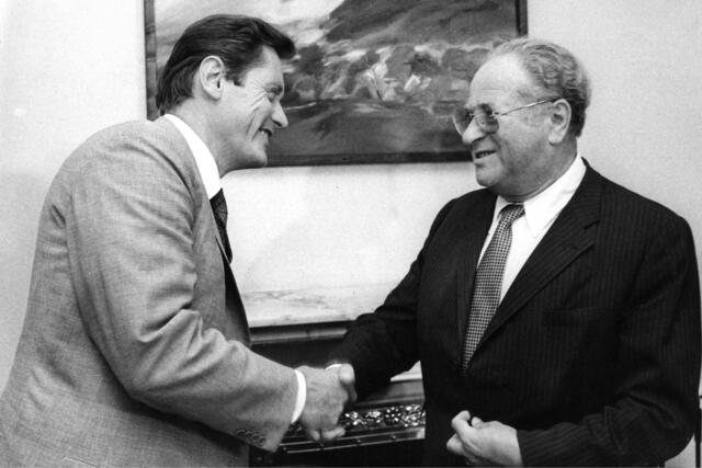 Hannes Androsch mit Langzeitbundeskanzler Bruno Kreisky. | Foto: Votava / brandstaetter images / picturedesk.com 