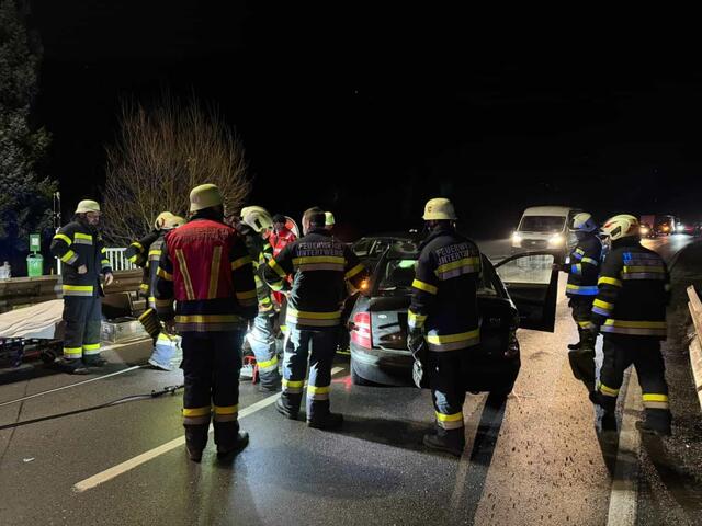 Die Einsatzkräfte beim beschädigten Pkw. | Foto: Freiwillige Feuerwehr Untertweng