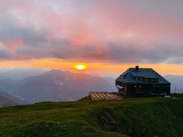 Die Reichensteinhütte mit ihrer imposanten Lage und einem beeindruckenden Panorama ist in die Jahre gekommen. Ein Ersatzbau wurde am Dienstag im Rahmen der Alpenvereins-Hauptversammlung bechlossen. | Foto: Alpenverein