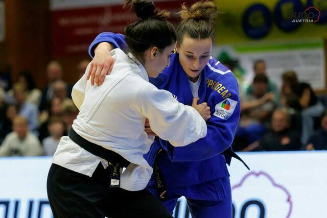 Laura (in blau) gewann all ihre Begegnungen und sicherte wertvolle Punkte für das Team. | Foto: zVg