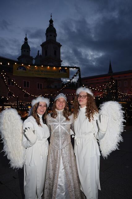 Ein "himmlisches Trio": das "Christkind" und die beiden "Engerl" sorgen für weihnachtliche Stimmung.  | Foto: Christkindlmarkt Salzburg/Franz Neumayr
