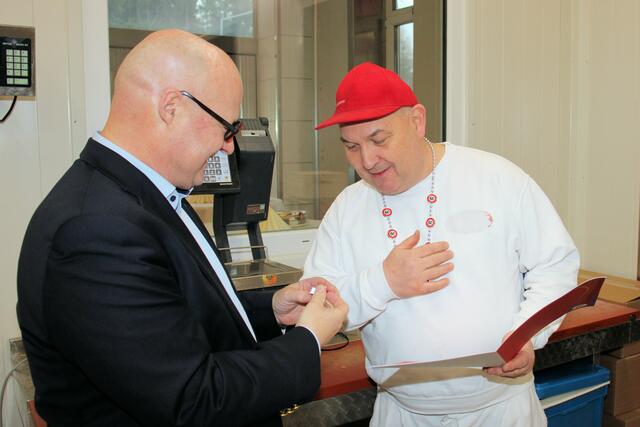 WKO-Obmann Peter Sükar und der Goldenen Ehrennadel für Horst Ehmann | Foto: Cescutti
