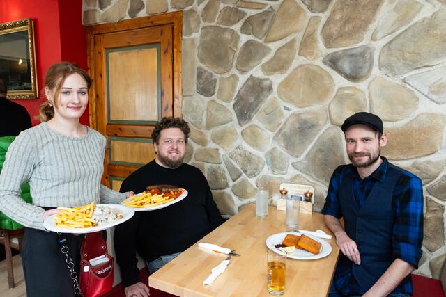 Zu österreichischer Küche im Knusperhäuschen erzählte Alexander Stegisch (M.) wie es ihn in die Welt der Podcasts verschlagen hat. | Foto: Jorj Konstantinov