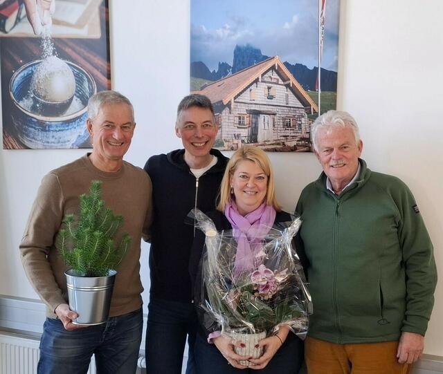Franz Pölzleitner (v.li.), Christian Steiner (Regionalverband Tennengau), Alexandra Winter und Toni Kaufmann (Obmann Gästeservice Tennengau) | Foto: Gästeservice Tennengau