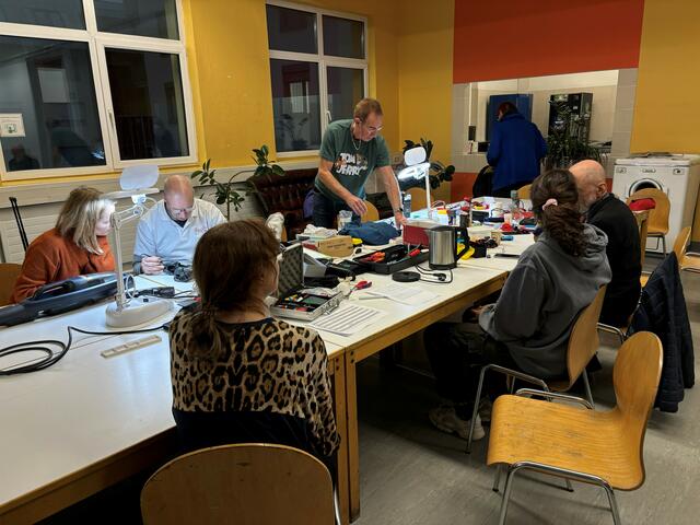 Im "Repair Café" werden Geräte inspiziert und repariert. | Foto:  DRZ 