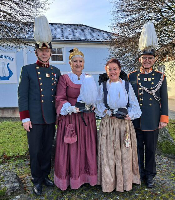 Die Goldhauben übergaben die Spende an den Musikverein Haslach. | Foto: MV Haslach