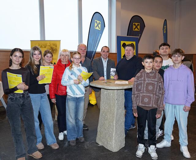 Bürgermeister Norbert Weber (Mitte) mit Vertretern des Wirtschaftsforums Frankenburg und Interessent:innen der Lehrlingsmesse. | Foto: Sonja Schmid