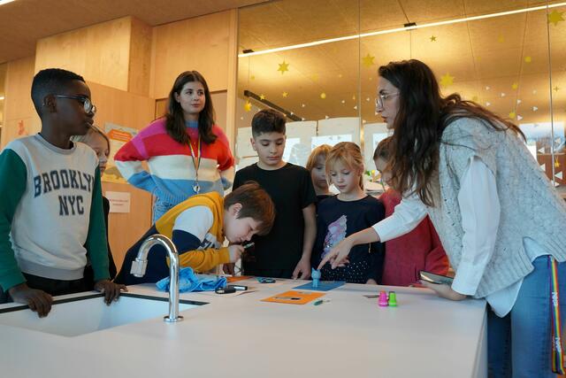 Die niederländische Firma NXP Semiconductors besuchte die Volksschule in Gratkorn, um junge Talente zu fördern.
 | Foto: NXP