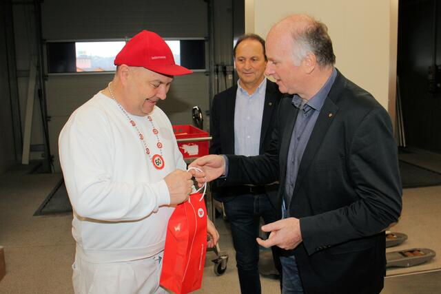 Werner Jost überreichte Horst Ehmann ein Geschenk. | Foto: Cescutti