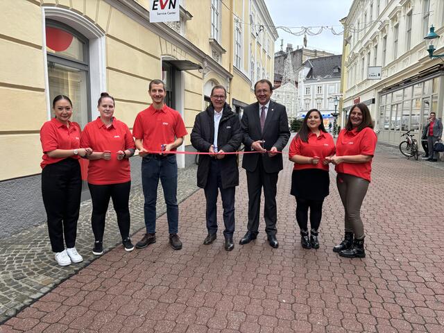 Feierliche Eröffnung des neuen Standortes. EVN Service Center Mitarbeiterinnen und Mitarbeiter. Pimonpan Thammawongsa, Rafaela Hofer, Walter Bergmann, EVN Vorstandssprecher Stefan Szyszkowitz, Bürgermeister Matthias Stadler, EVN Service Center Mitarbeiterinnen Kübra Caliskan, Gertrude Kröll-Kern | Foto: Martina Schweller