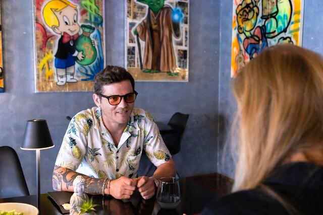 Umgeben von seinen Bildern, im "Le Viet" in der Leonhardstraße hat sich MeinBezirk mit Temmel über die Kunst als Business unterhalten.  | Foto: Konstantinov