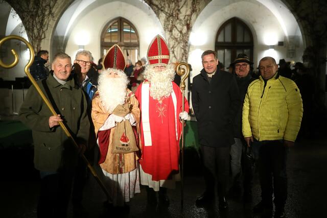 Stadtrat Peter Engelbrechtsmüller, Stadtrat Erich Leonhartsberger, Bürgermeister Werner Krammer, Gerhard Lueger (Bürgermeister Ybbsitz) und Gemeinderat Heinz Dötzl mit zwei Nikoläusen im Schlosshof. | Foto: Stadt Waidhofen
