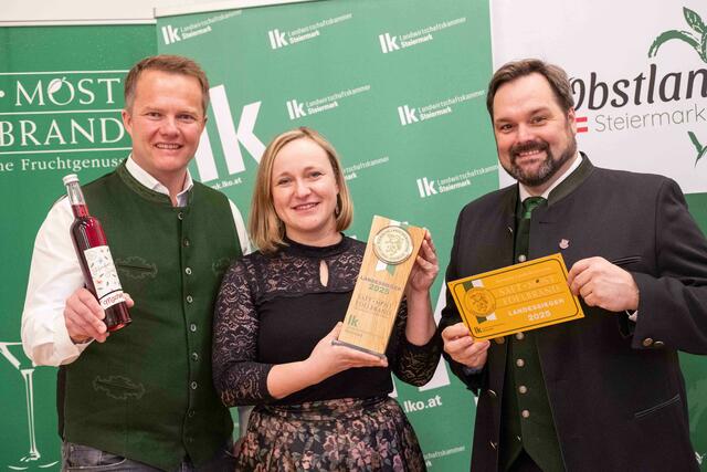 Tanja und Manfred (links) Macher freuen sich über den Landessieg mit Verkostungschef Georg Thünauer (rechts) von der Landwirtschaftskammer. | Foto: LK Steiermark/Danner