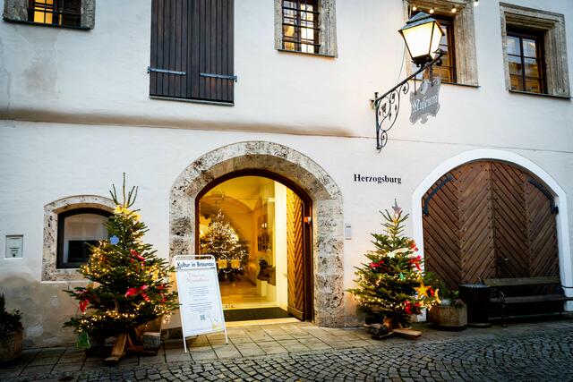 Die Herzogsburg bleibt weihnachtlich geschmückt. | Foto: photograefin